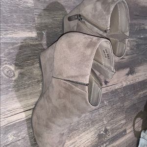 Size 9, grey/ tan wedge